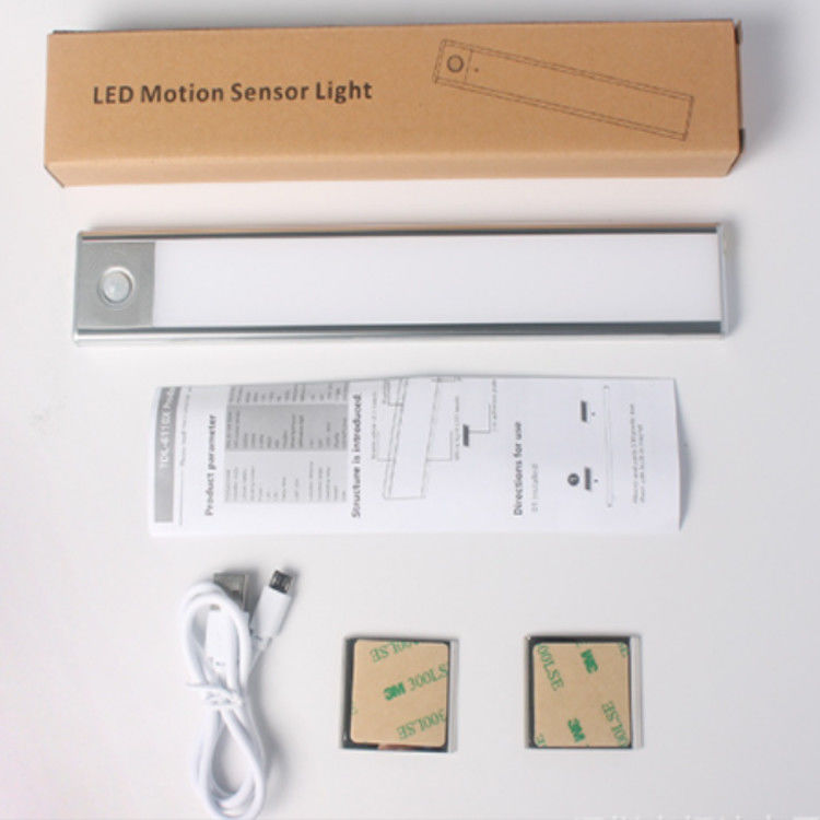 ไฟตู้เซ็นเซอร์เคลื่อนไหว LED แบบยืดหยุ่นแบบชาร์จ USB แบบไร้สายภายใต้แสงเคาน์เตอร์ตู้เสื้อผ้า