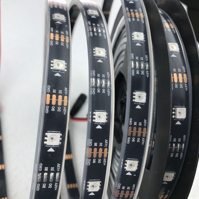 WS2812B ไฟ LED Strip แบบยืดหยุ่น RGB 5050SMD แอดเดรสส่วนบุคคล 16.4FT 60Pixels/M 300Pixels PCB สีดำแบบเต็มสี